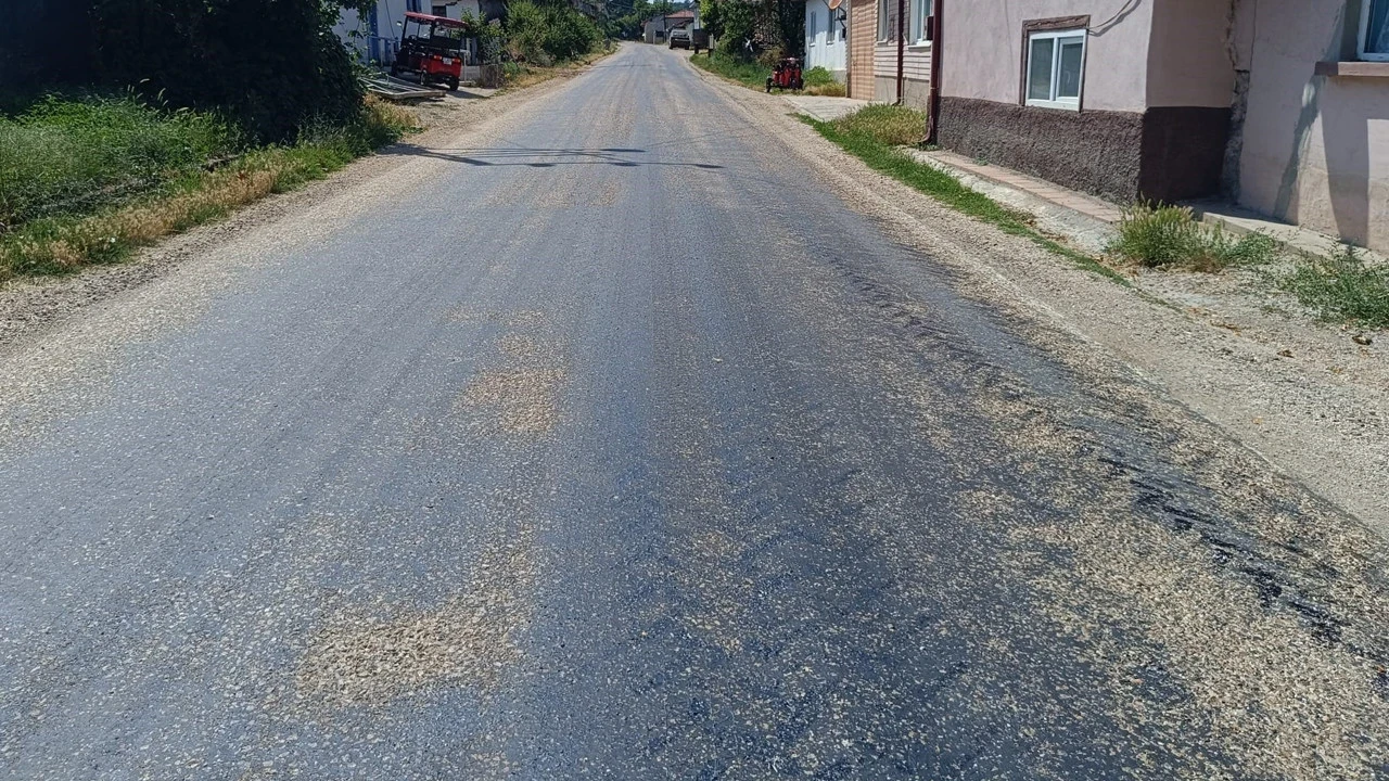 Bilecik'te termometreler çıldırdı: Asfalt resmen eridi