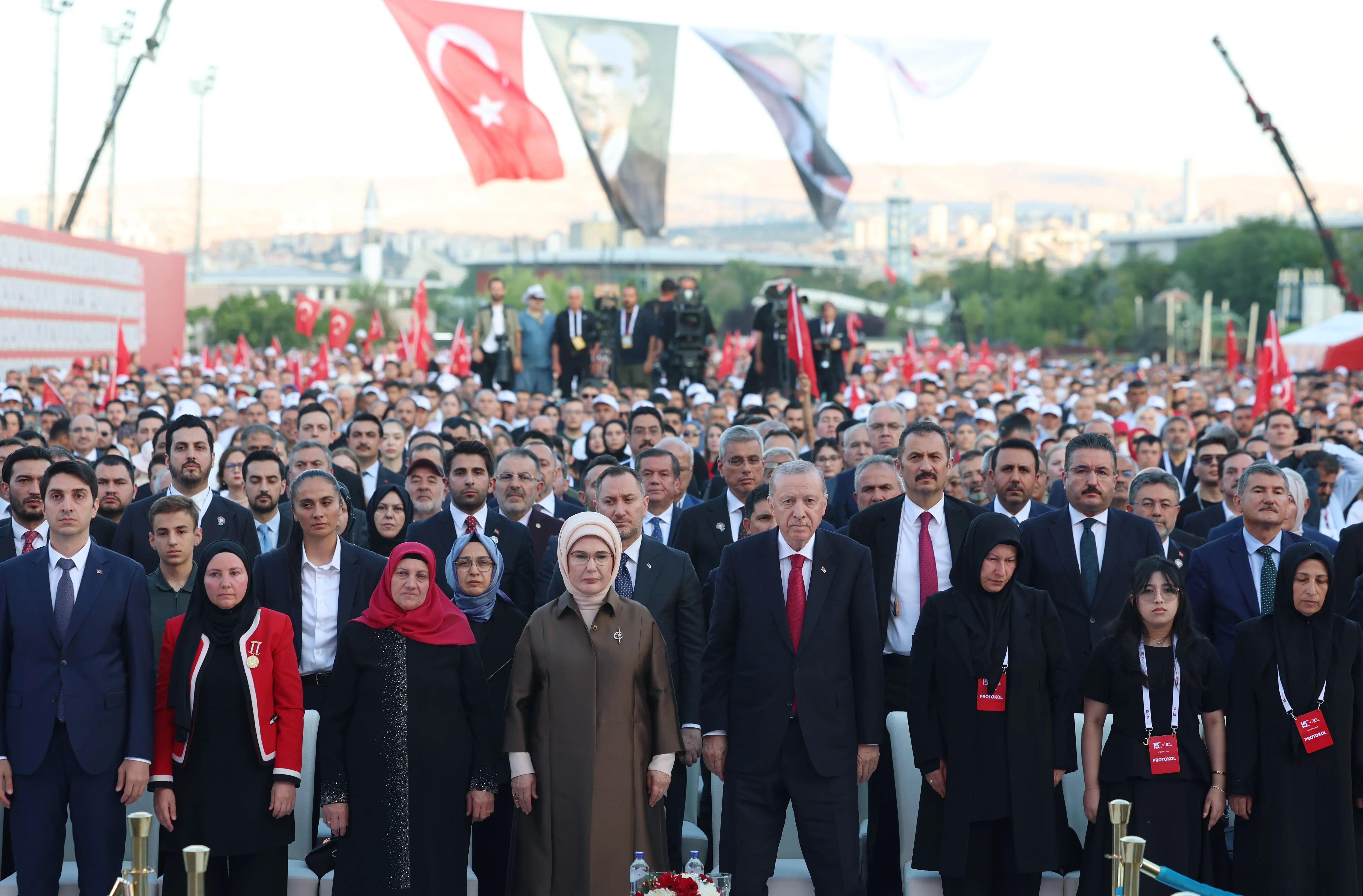 Emine Erdoğan: Milletimizin iradesi, dalgalanan bayrağımız gibi özgür ve yenilmezdir