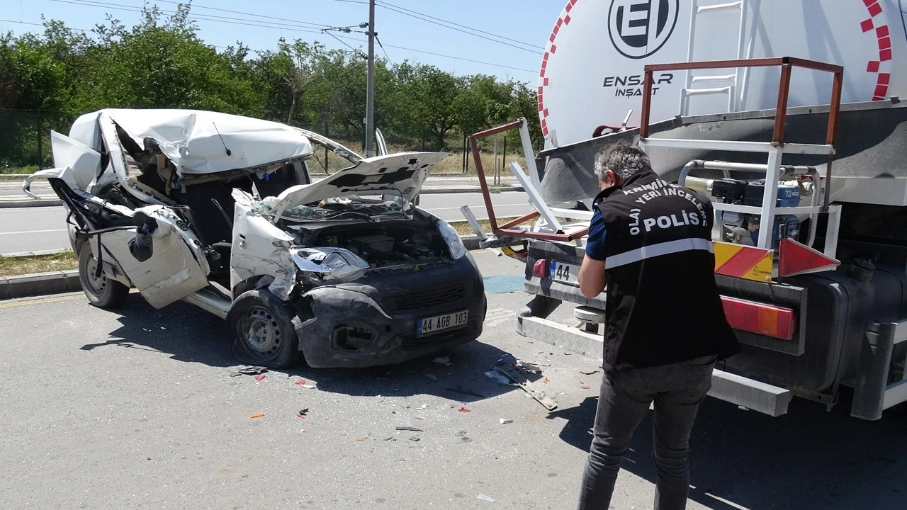 Malatya’da korkunç kaza: Otomobil su tankerine çarptı