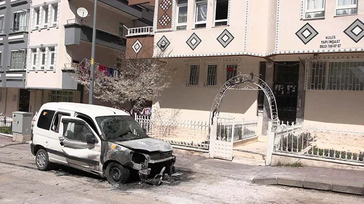 Boşanma aşamasındaki eşinin evini kurşunlayıp aracını yakan sanığa tahliye!