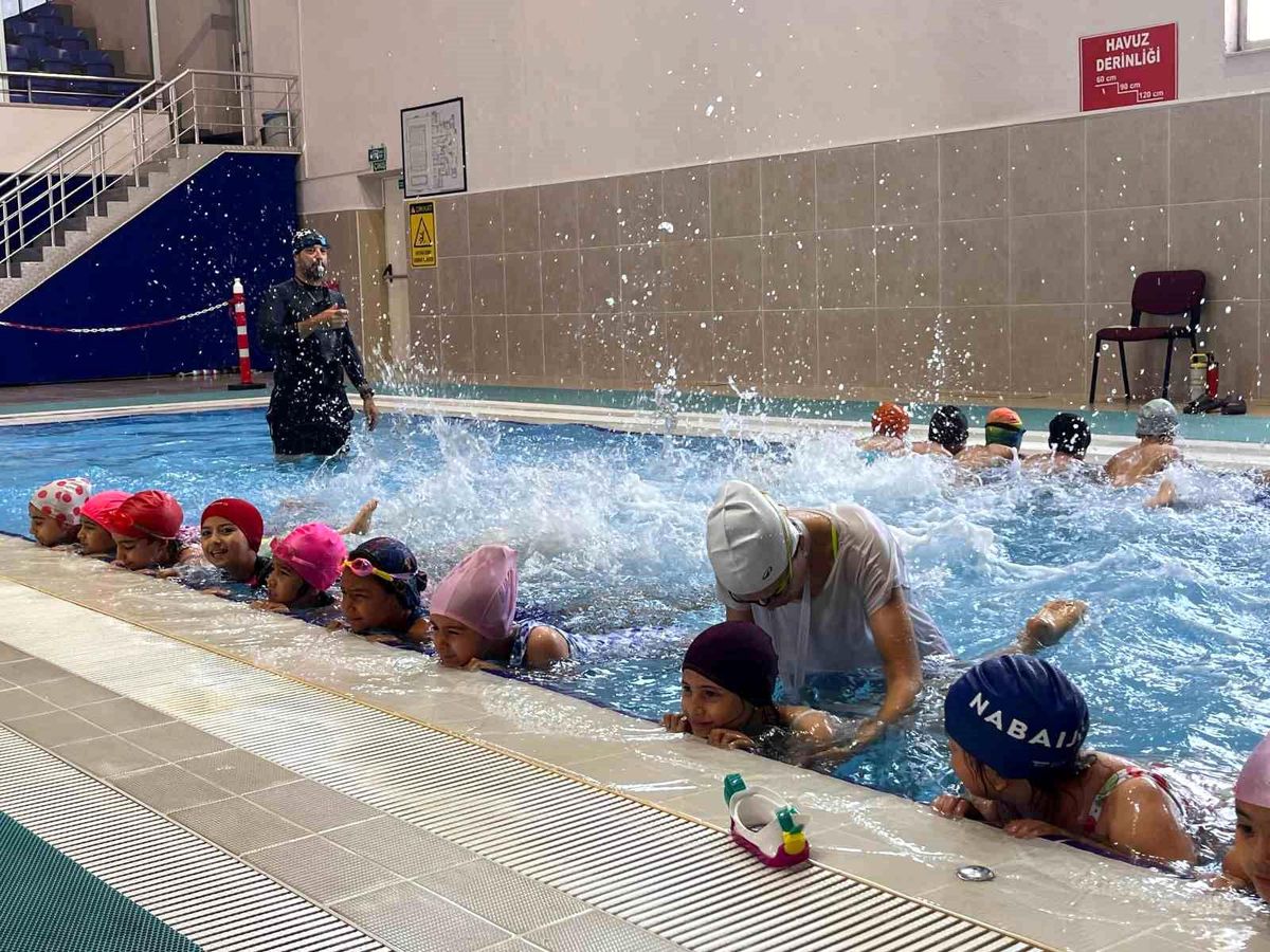 Nazilli'de çocuklar yaz tatilini yüzme öğrenerek geçiriyor