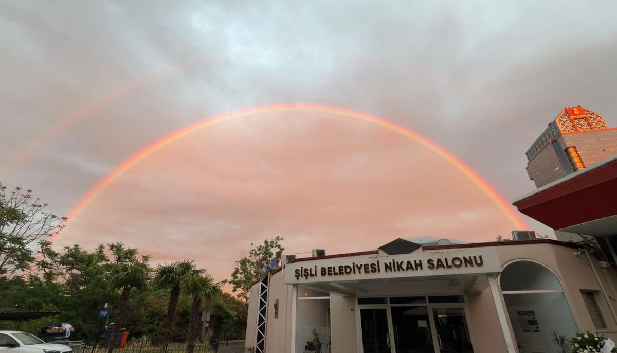 Şişli'de yağışın ardından gökkuşağı oluştu