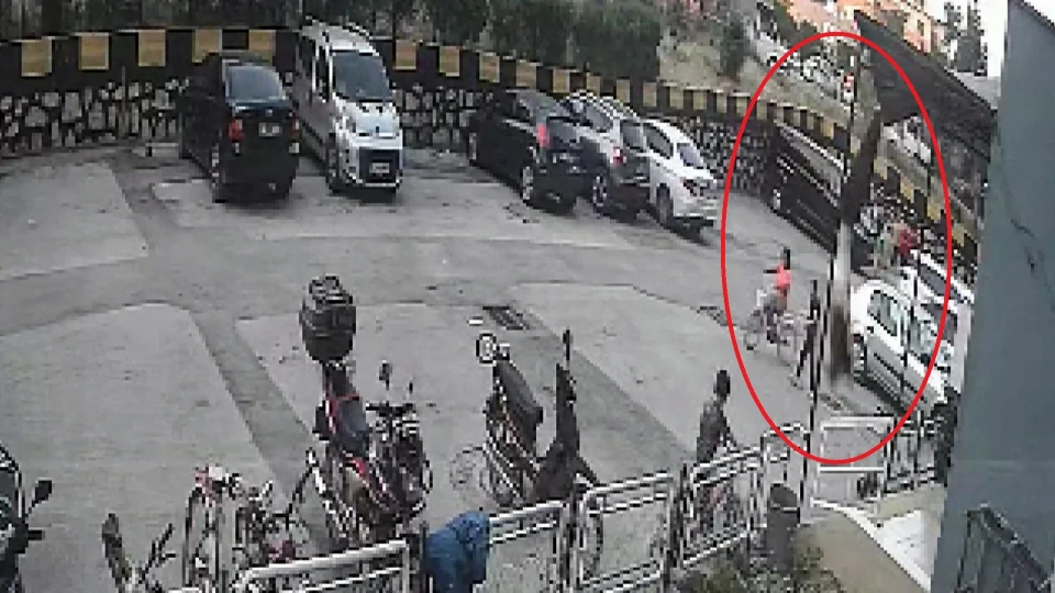 Adana'da kardeşlerini izlemek için pencereye çıkmıştı: 12’nci kattan düşen genç kız yaralandı, o anlar kamerada