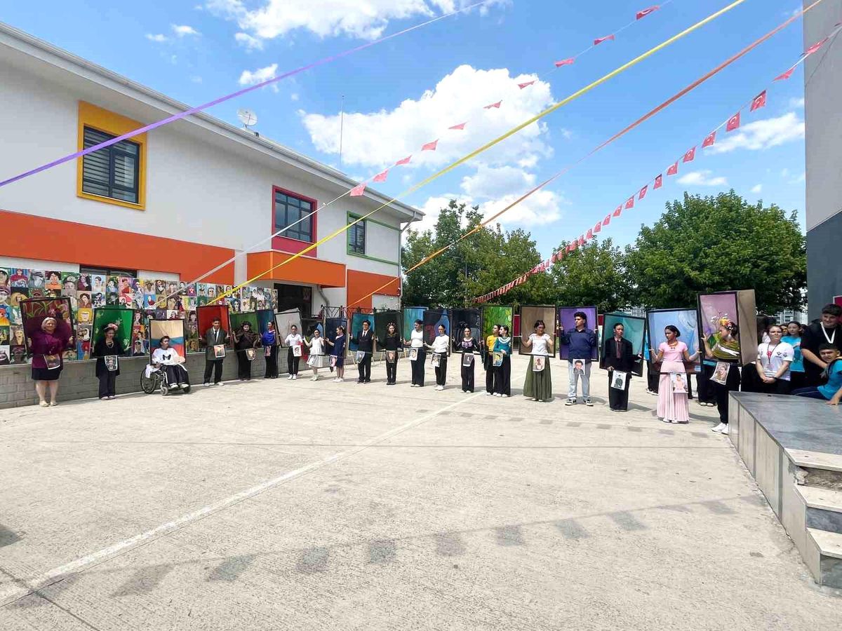 Frida Kahlo'nun eserleri, Bursa'da canlı tabloya dönüştü