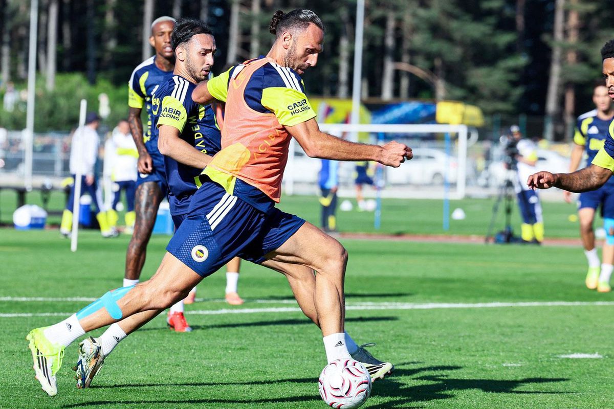 Fenerbahçe'de sakatlık: Vedat Muriqi idmandan sedyeyle ayrıldı