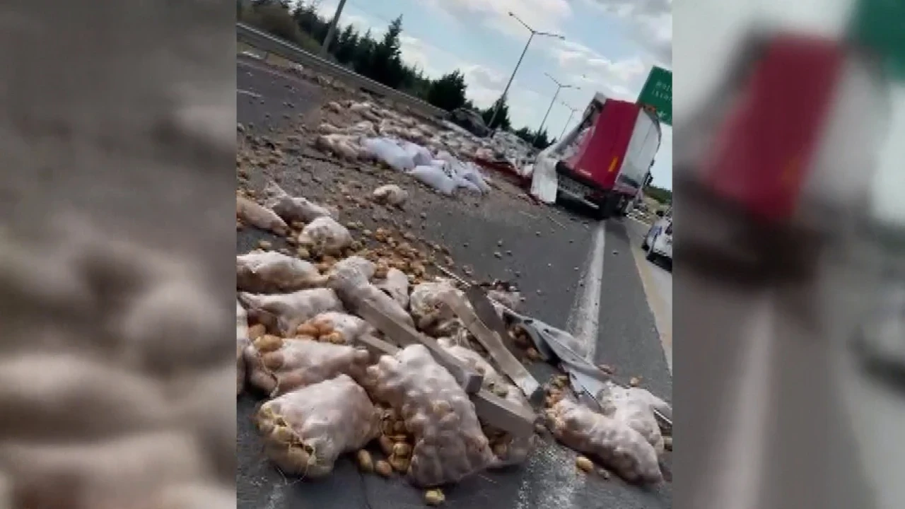 Patates yüklü TIR'lar çarpıştı: Çuvallar yola saçıldı