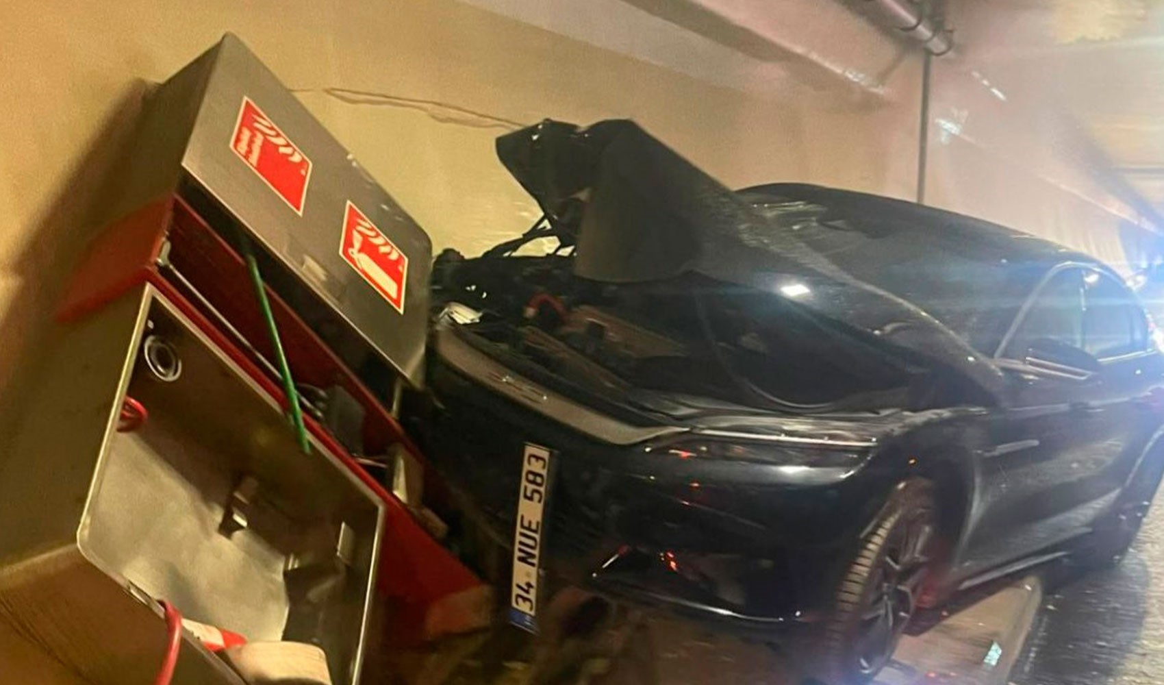Kaza sonrası Avrasya Tüneli'ni su bastı! Valilikten 'deniz suyu' açıklaması geldi
