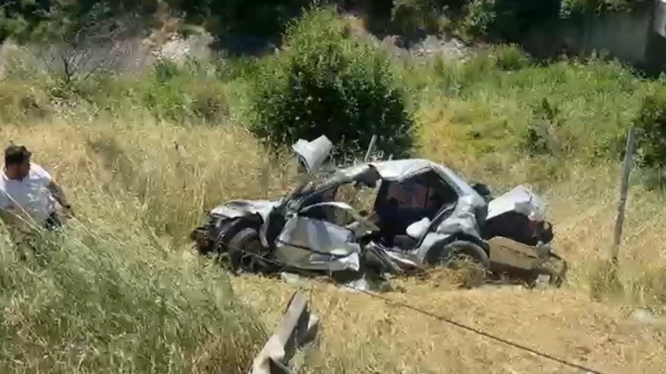 Bolu'da otoyolda otomobil şarampole devrildi: Bir ölü, üç yaralı