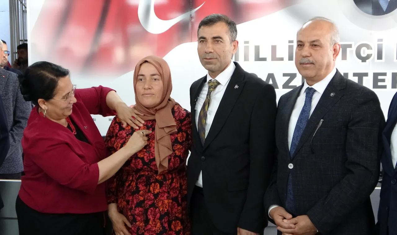 Gaziantep'te büyük coşku! 300 kişi MHP'ye katıldı