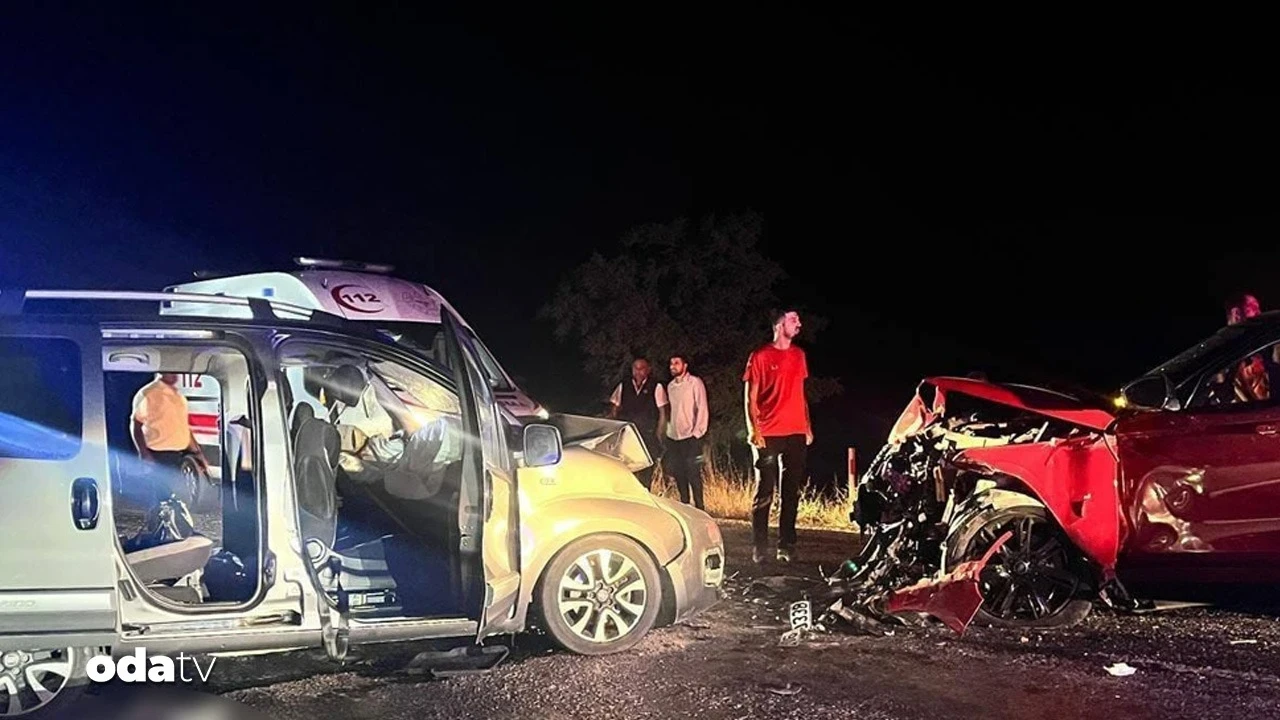 Afyonkarahisar'da araçlar kafa kafaya çarpıştı: 2 ölü, 4 yaralı