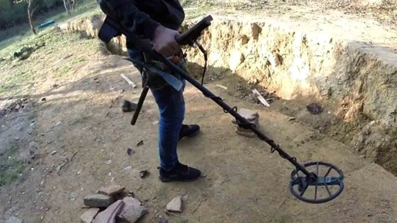 Tarladan çıkan Roma hazinesi: 1700 yıllık altın yüzük Britanya’yı şaşırttı