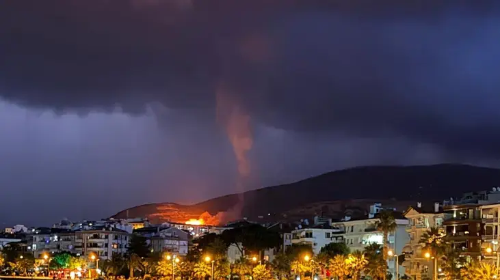 Balıkesir'de aniden bastıran fırtına hayatı felç etti! Sokakları su bastı, ağaçlar devrildi