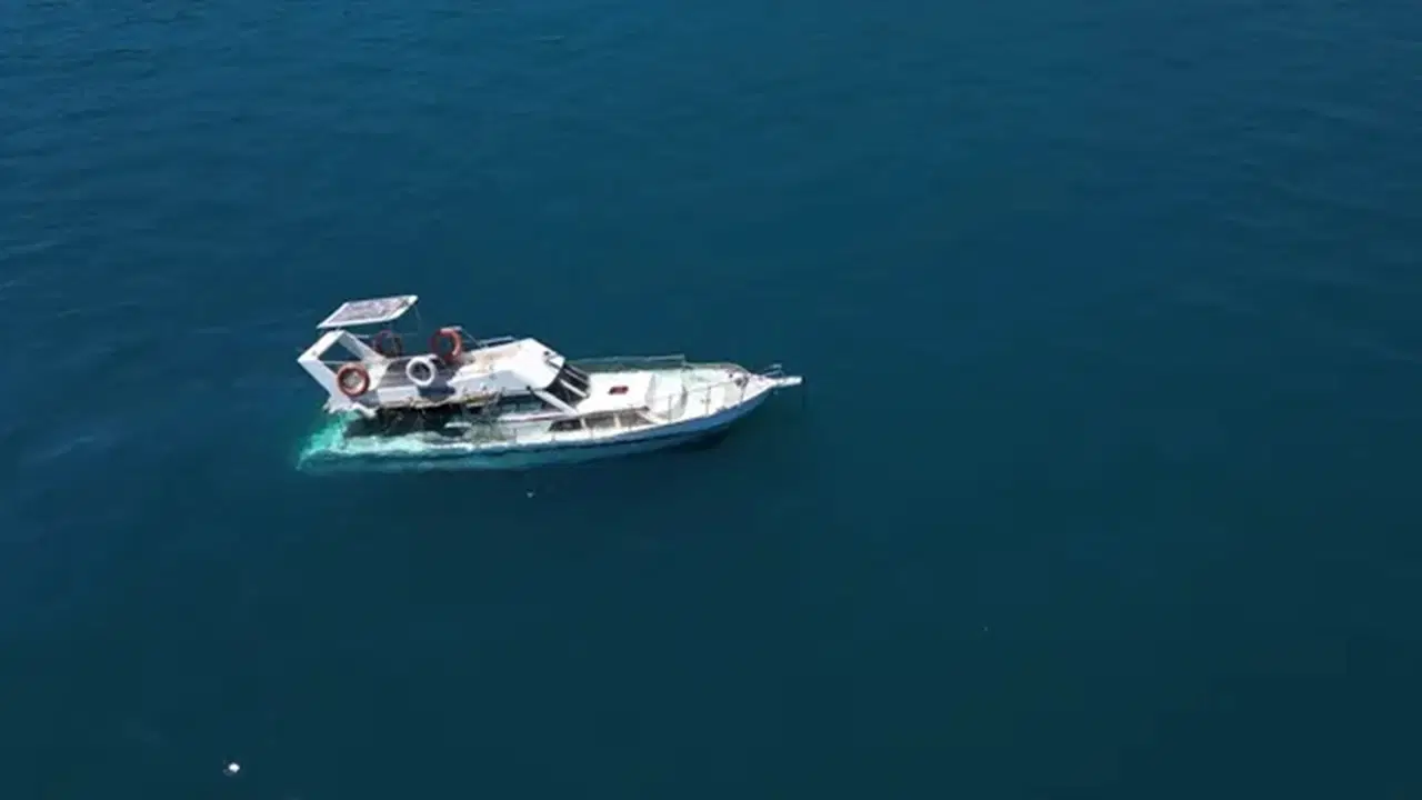 İzmir'de denizde korku dolu anlar: Su alan teknedeki 6 yolcu kurtarıldı!