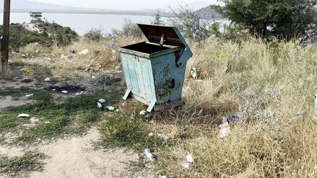 Gölhisar Gölü'nde çöp kirliliği ve levhaya tüfekle saldırı