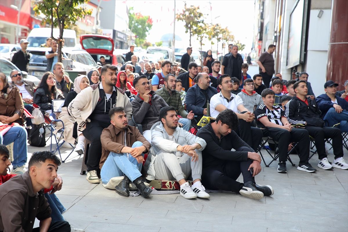 Erzurum'da A Milli Futbol Takımı'nın maçı dev ekrandan izlendi