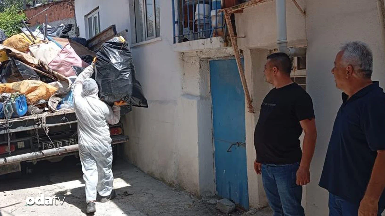 Burdur'da kötü kokunun kaynağı çöp ev çıktı