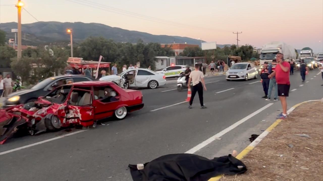 Balıkesir'de iki otomobil çarpıştı: 2 kişi öldü, 3 kişi ağır yaralandı