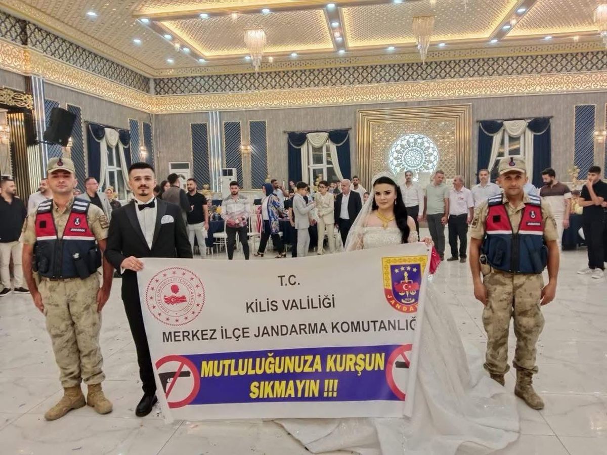Kilis'te jandarmadan "Mutluluğunuza kurşun sıkmayın" uyarısı