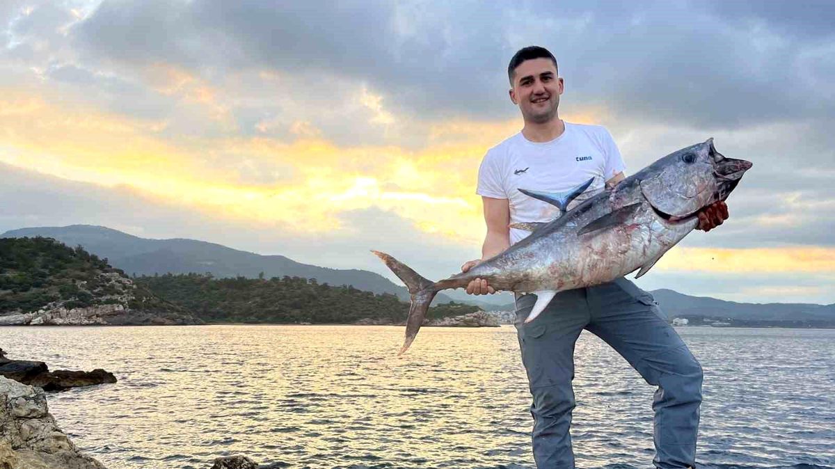 İzmir'de inanılmaz av: Kıyıdan dev orkinos yakaladılar, o anlar kamerada