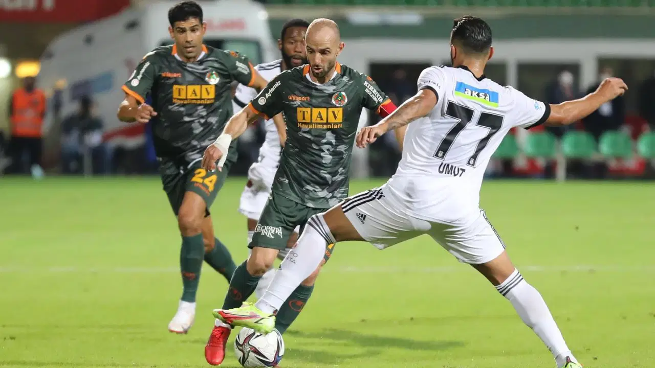 Alanyaspor'da Efecan Karaca ile yollar ayrıldı!