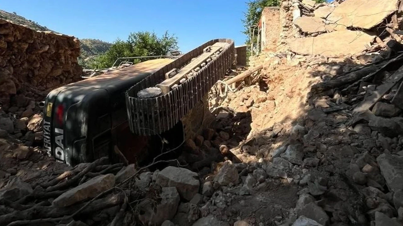 İş makinesi yıkım sırasında devrildi: Sürücü saniyeler kurtuldu