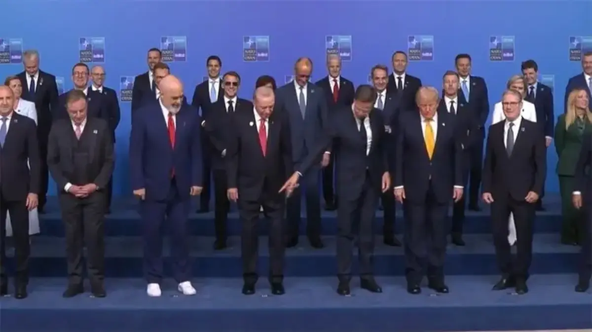 NATO Zirvesinde aile fotoğrafı öncesi ilginç anlar! Mark Rutte, Donald Trump'a işaret edip gösterdi