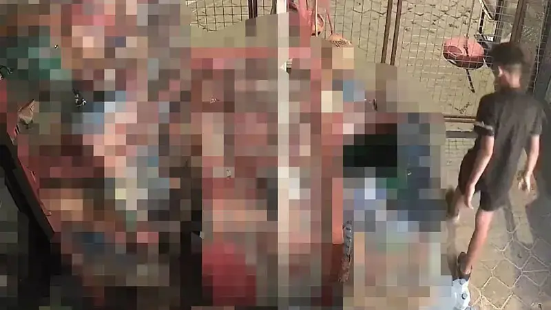 Kuşadası’nda 2 çocuğun kapı kilidini kırdıkları marketten yaptığı hırsızlık kamerada