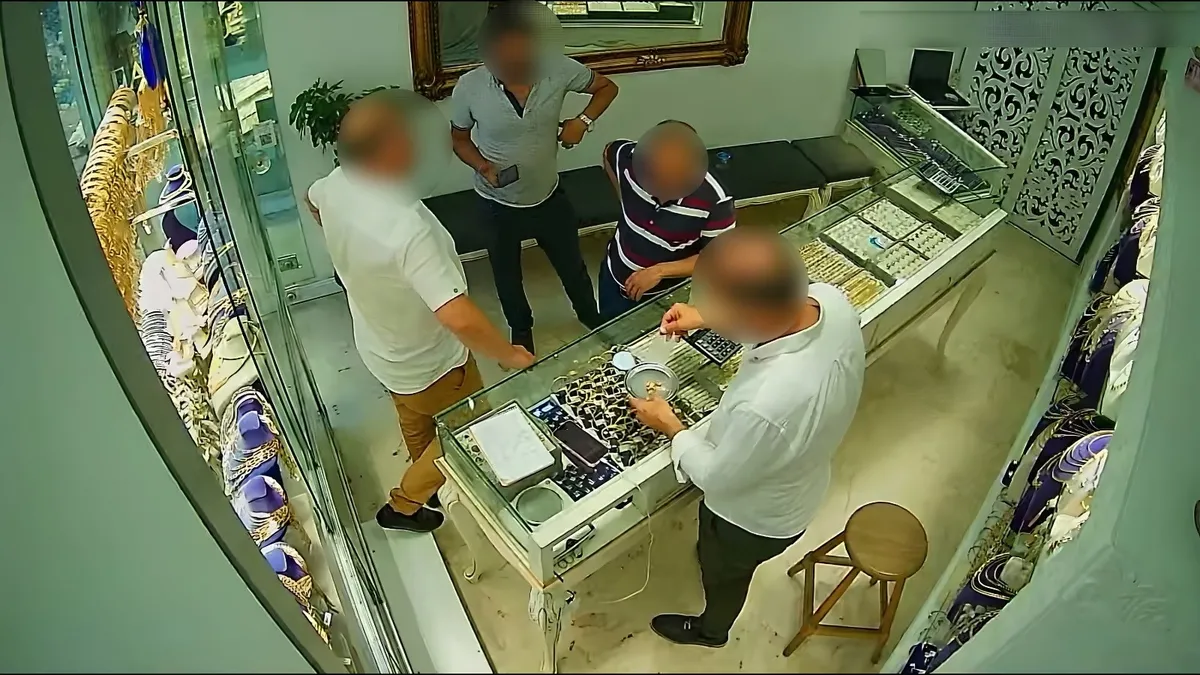Polisten 'Gülen yüz' operasyonu: Kuyumculara sahte altın diş sattılar!