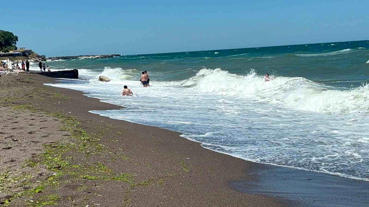 Akçakoca'da olumsuz hava şartları nedeniyle denize girmek yasaklandı