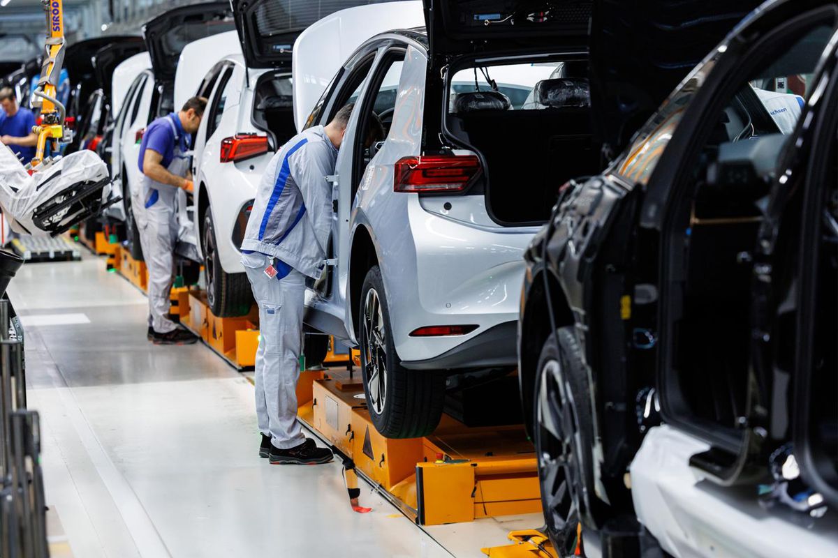 Dünyaca ünlü otomotiv devi 4 fabrikasını kapatacak, 100 bin kişiyi işten çıkaracak