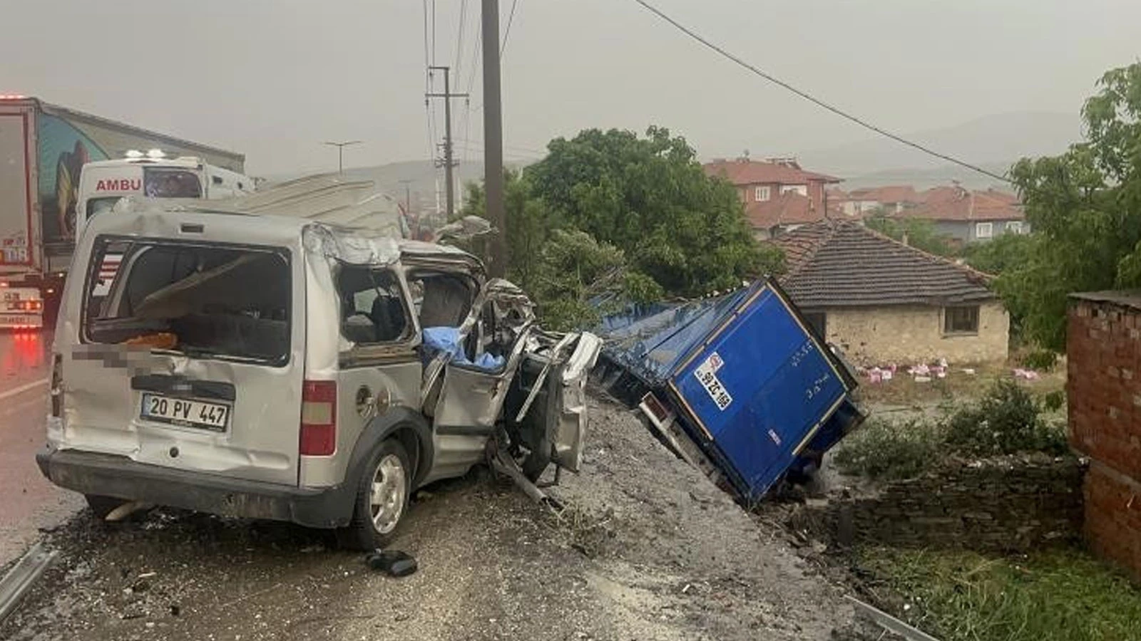 Manisa'da zincirleme kaza: Ölüler ve yaralılar var