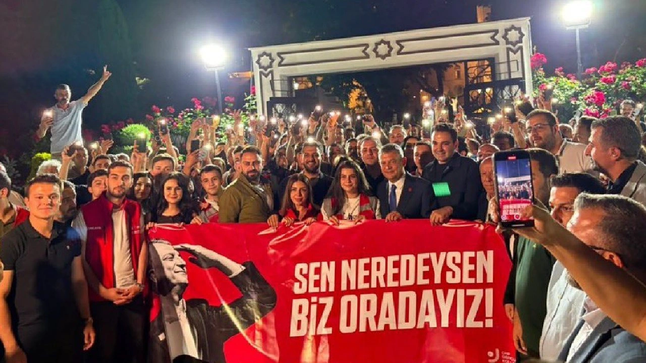 Özgür Özel'e Halk TV yayını sonrası gençlerden coşkulu uğurlama