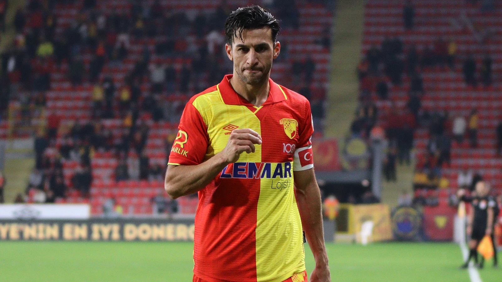 Göztepe'de İsmail Köybaşı futbolu bıraktı