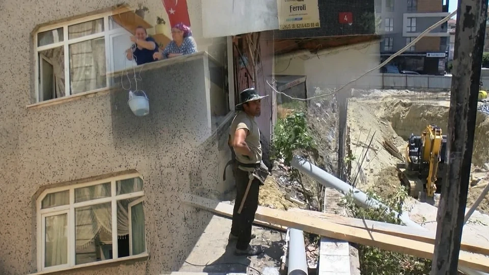 İnşaat çalışması sırasında yandaki binanın merdiveni çöktü; Vatandaşlar dairelerde mahsur kaldılar