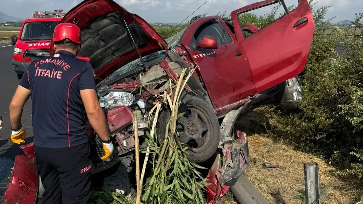 Osmaniye'de otomobil bariyerlere çarptı! 1'i çocuk 5 kişi yaralandı