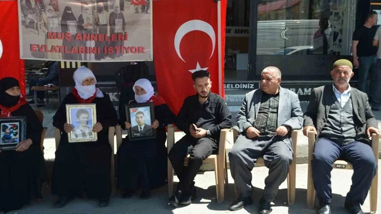 Muş’ta evlat nöbeti sürüyor: Ailelerden “Teslim ol” çağrısı