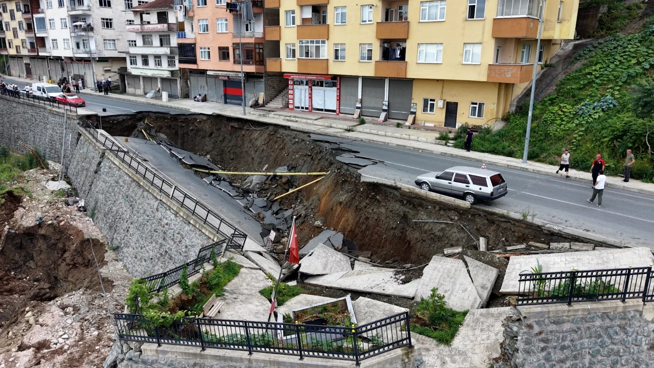 Rize'de yurt inşaatının kazısında istinat duvarı ve yol çöktü: 3 bina tahliye edildi