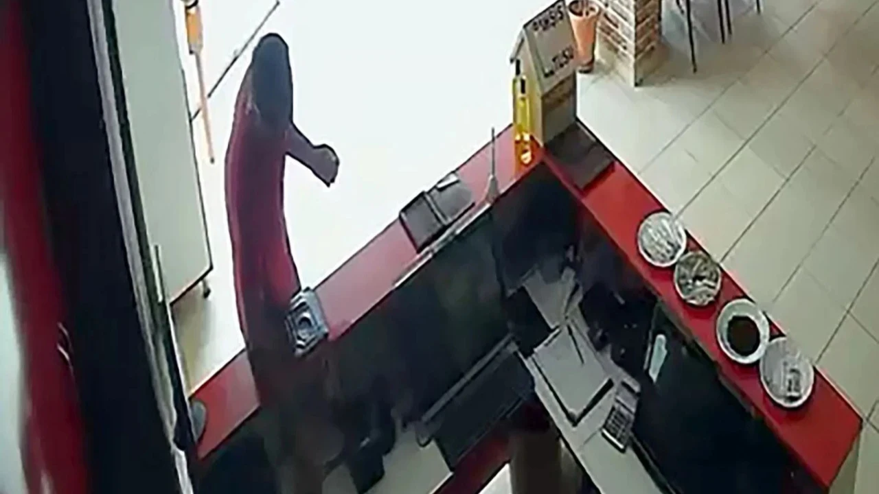 Önce camiyi sonra restoranı soydu: O anlar güvenlik kamerasına yansıdı