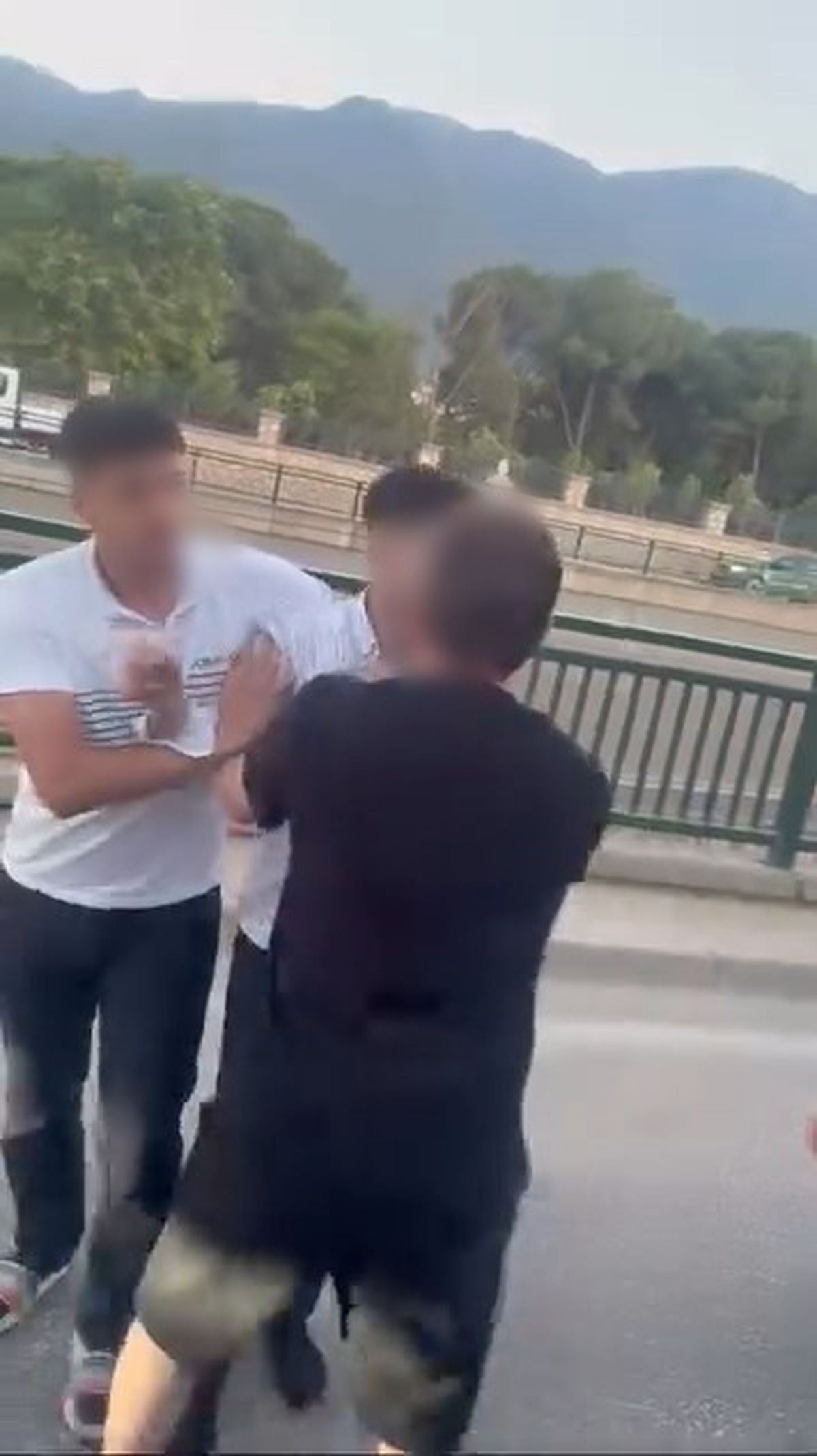 Bursa'da minibüs şoförlerinin yol verme kavgası kamerada