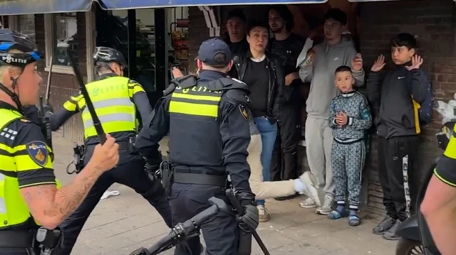 Hollanda polisi Faslı taraftarların kutlamasını engelledi: Ekipler copla müdahale etti