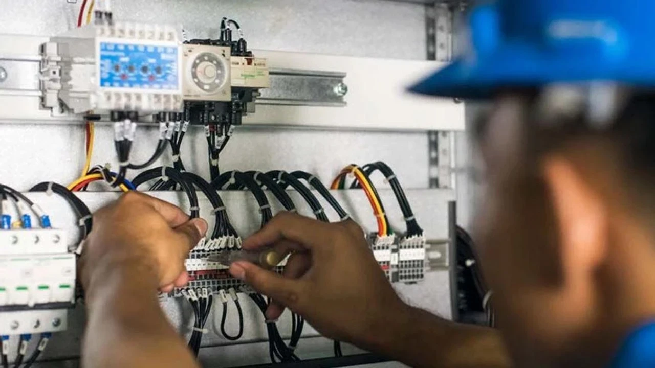 Türkiye’nin elektrik verileri açıklandı: Zirve saati şaşırttı, üretimde hangi kaynak öne çıktı?