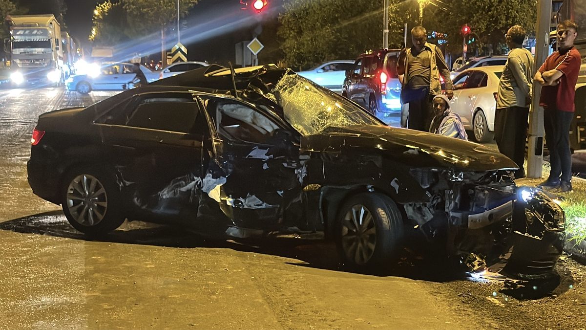 Şanlıurfa'da tırla otomobilin çarpıştığı kazada 1 kişi yaralandı