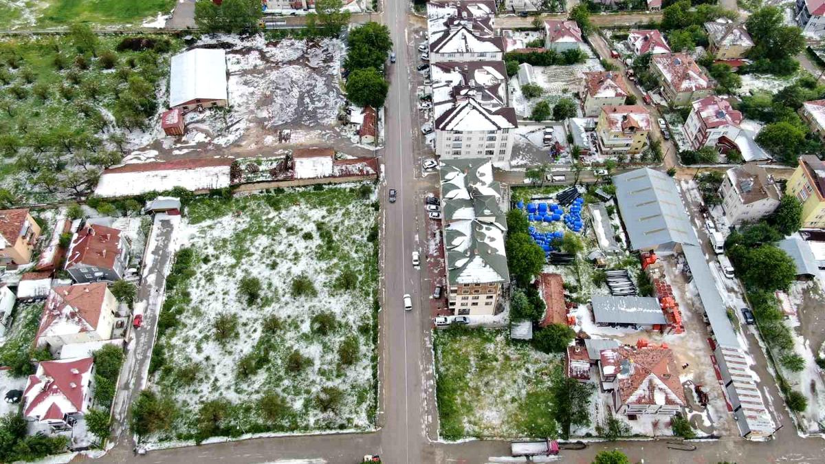 Kastamonu'da dolu yağışı hayatı felç etti: İlçe beyaza büründü, ev ve iş yerlerini su bastı