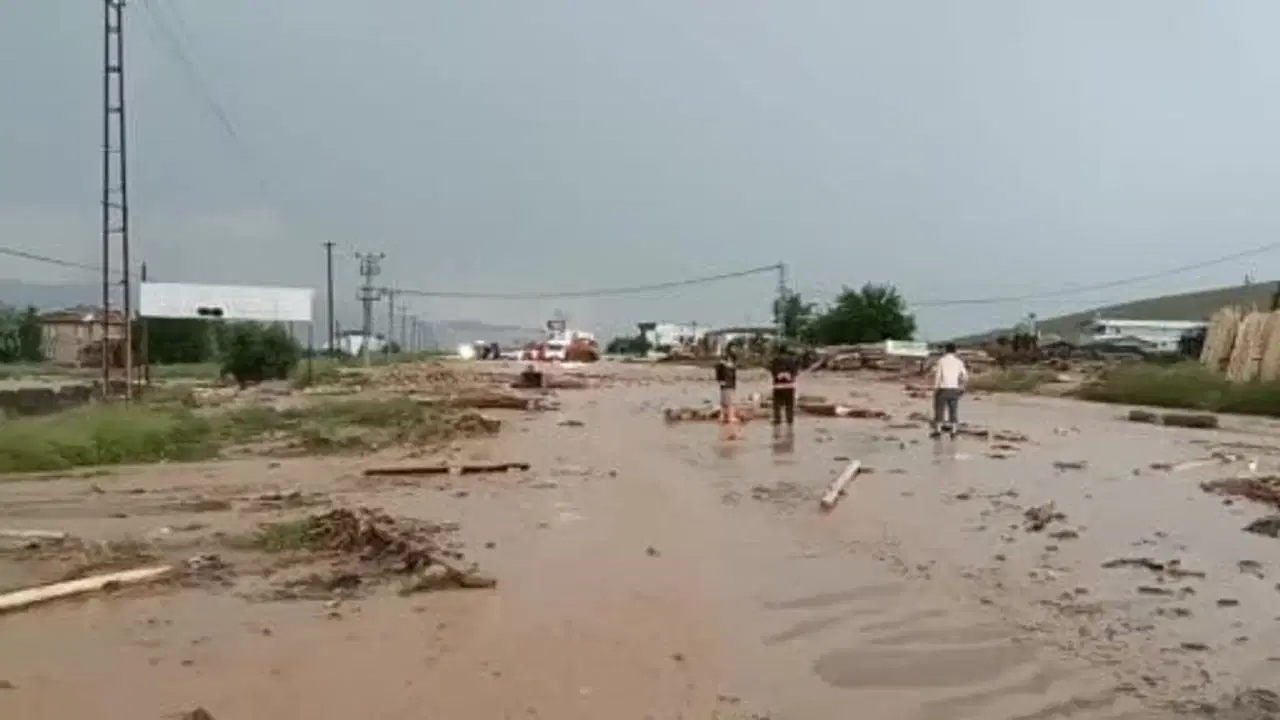 Elazığ-Tunceli yolu sel nedeniyle ulaşıma kapandı