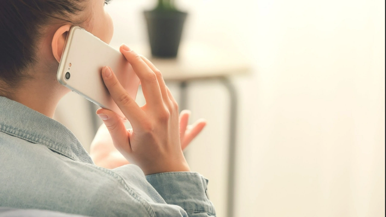 Bu trafik levhasını gören telefonunu cebine koyacak!