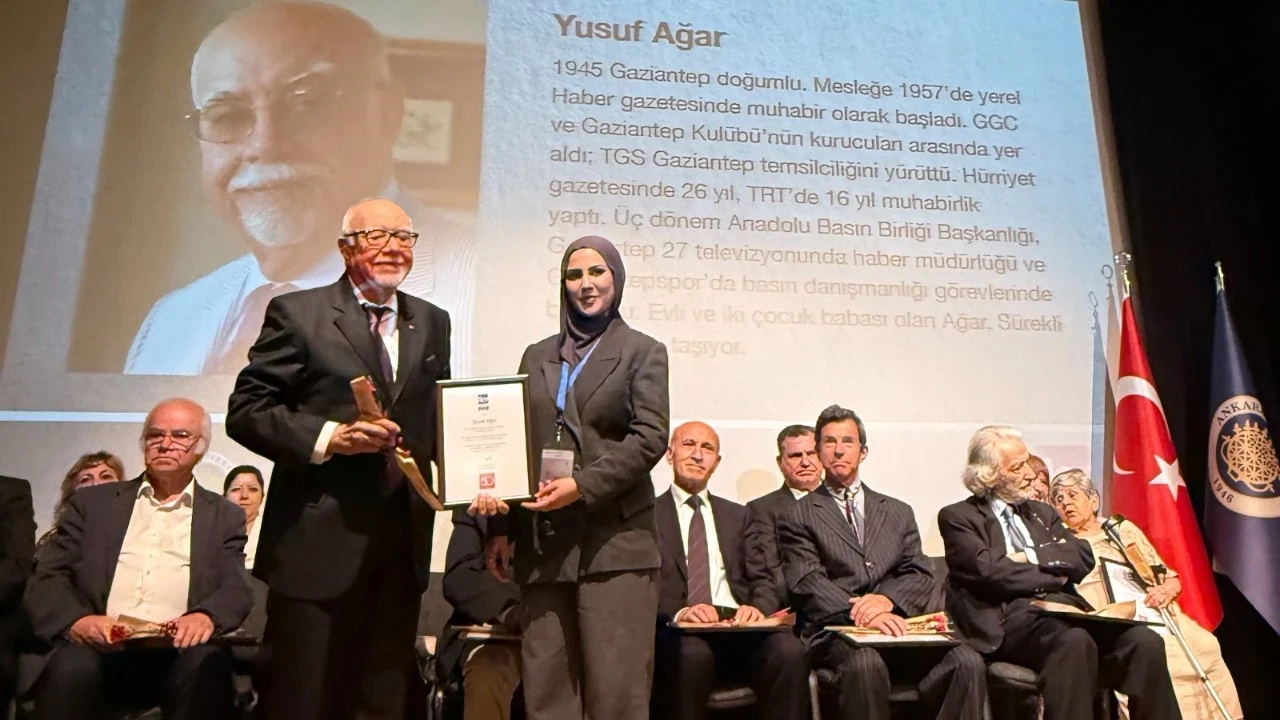 İletişim alanının duayenleri ödüllendirildi! Gazeteci Yusuf Ağar’a meslekte 50 Yıl Onur Ödülü