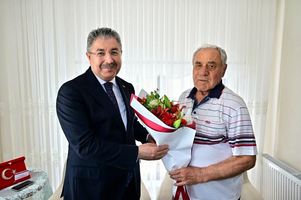Vali Yılmaz, Şehit Ailesini Babalar Günü'nde Ziyaret Etti