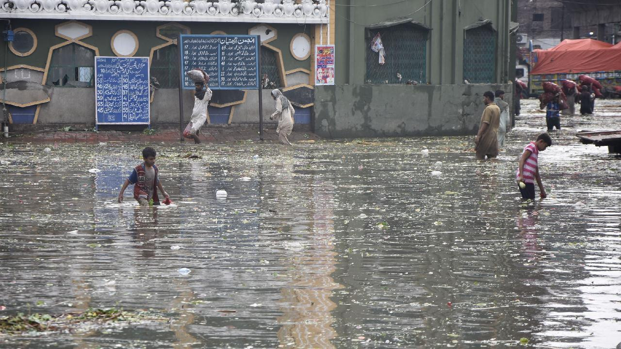 Pakistan’da şiddetli yağış felaket getirdi! 7 ölü, 33 yaralı