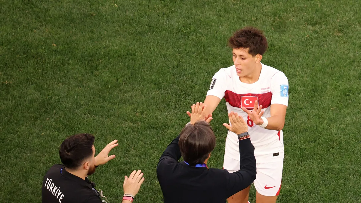 Arda Güler gol sonrası Vincenzo Montella'ya koştu