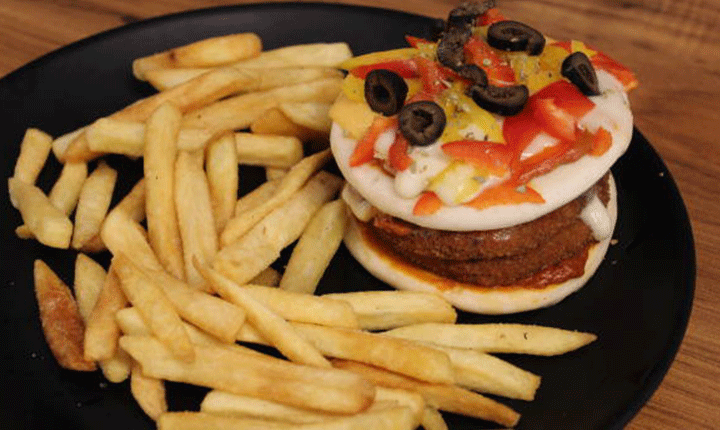 İki Kaçamak Tek Tarifte: İşte Şef Sırrıyla Burger Pizzası yapılışı, malzemeleri